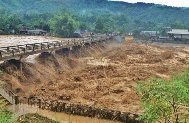 Lý giải nguyên nhân mưa lũ lịch sử khiến 54 người chết, 39 người mất tích