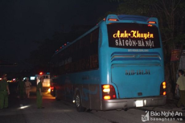 Tài xế dừng xe cố thủ suốt 4 tiếng, QL1A ách tắc nhiều giờ