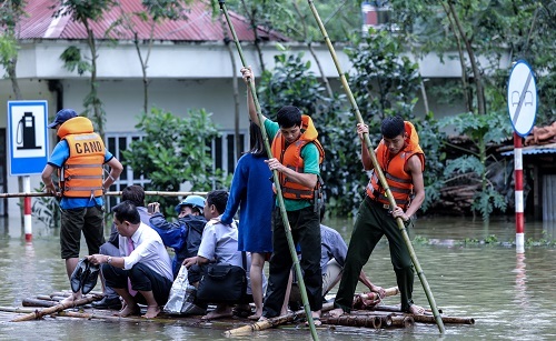 Quốc Lộ 6 ngập sâu 2m, giao thông Hà Nội – Sơn La tê liệt hoàn toàn