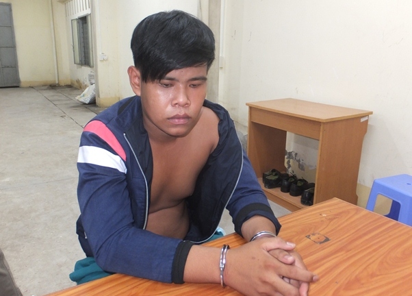 Gã trai dụ tài xế ra đoạn đường vắng rồi khống chế cướp xe máy