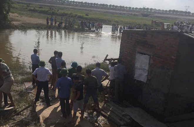 Vụ 5 trẻ chết đuối ở Hà Nội: Tang thương bao trùm xóm nhỏ