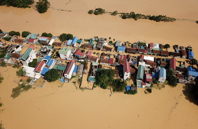 Sau gần 1 tuần sạt lở đê, người dân Chương Mỹ vẫn chìm trong biển nước