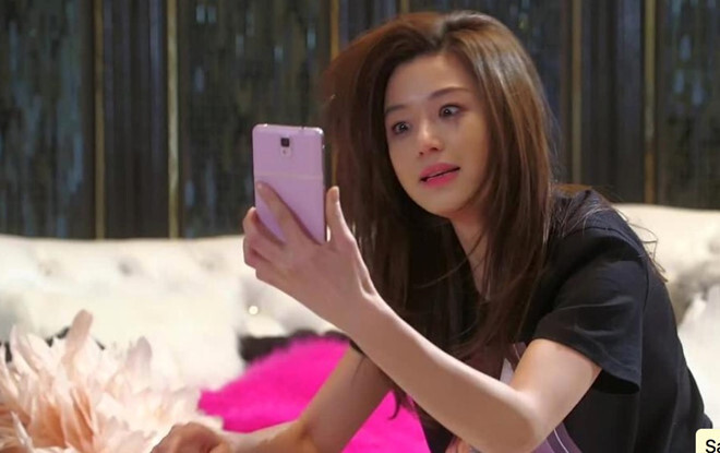 Dán mặt vào smartphone có thể khiến bạn 'khó ở'