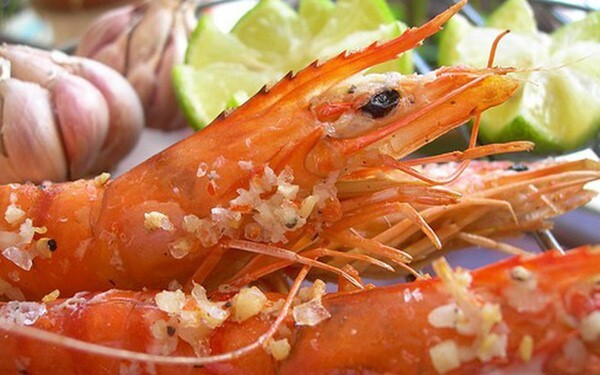 Ăn vỏ tôm lợi hay hại?