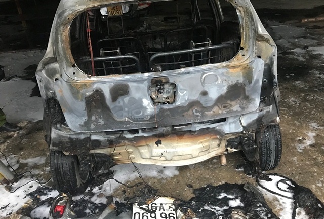 Xế hộp bất ngờ bốc cháy dữ dội trong bãi giữ xe