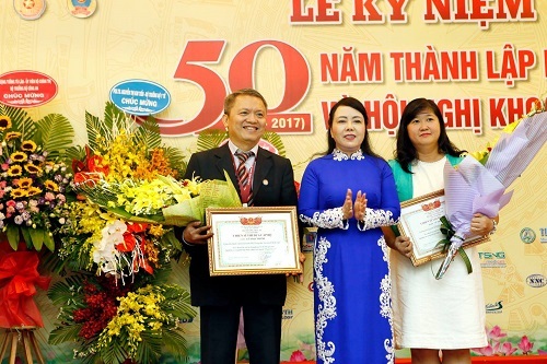 Bệnh viện E vinh dự nhận Cờ thi đua của Chính phủ trong lễ kỷ niệm 50 năm ngày thành lập