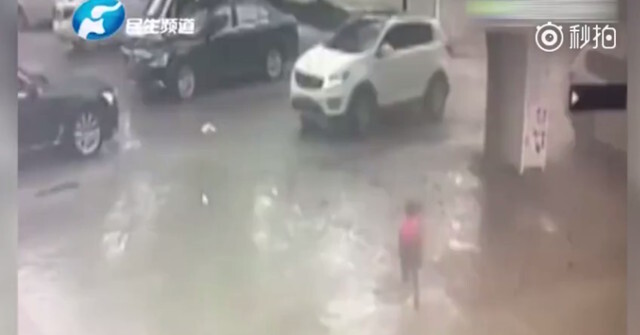 Kinh dị cảnh em bé 2 tuổi bị ô tô chẹt qua người vẫn đứng dậy chạy về nhà