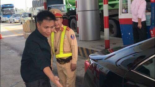 Tài xế xe Camry nồng nặc mùi rượu gây náo loạn trạm thu phí