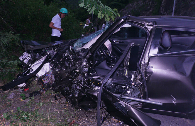 Va chạm với xe đầu kéo, tài xế xe 4 chỗ chết kẹt trong cabin