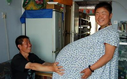 Bà mẹ mang thai năm, 55 triệu ca mới có một gây choáng với bụng bầu “to khủng khiếp”