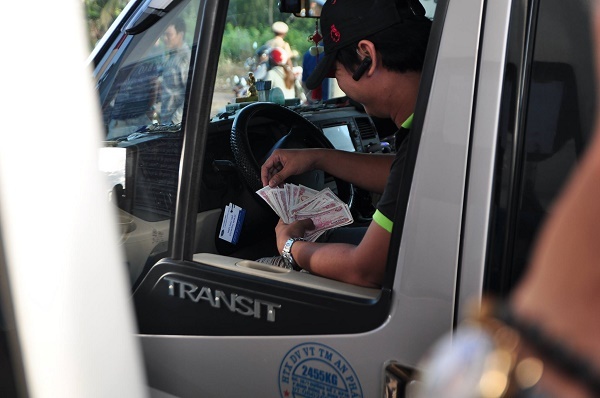 Tài xế dùng tiền lẻ trả phí BOT Biên Hòa 