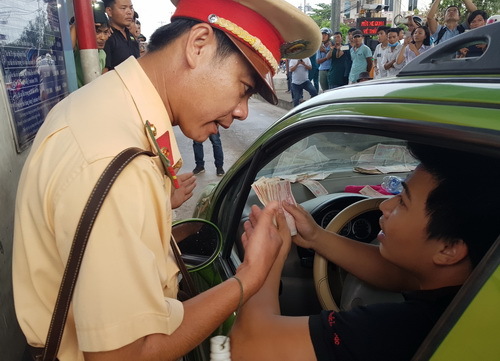 CSGT mời tài xế dùng tiền lẻ qua trạm BOT Biên Hòa lên làm việc để 