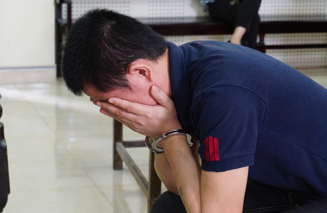 Người mẹ uống thuốc chuột tự tử khi nghe con thú tội giết người