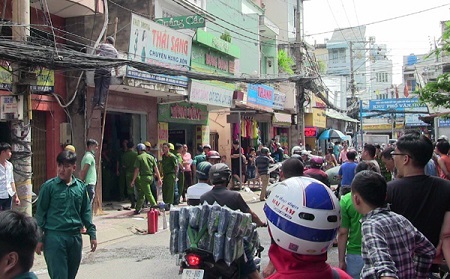 Tiệm quần áo bốc cháy ngùn ngụt, 2 vợ chồng bị bỏng nặng