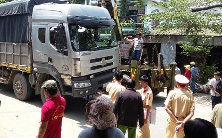 Băng qua đường, cụ bà nhặt ve chai bị xe tải cán tử vong