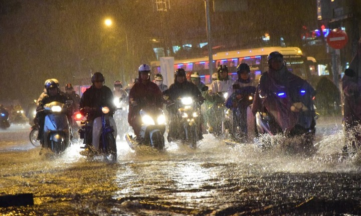 Dự báo thời tiết ngày 22/10: Cuối tuần Nam Bộ mưa rào, đề phòng tố, lốc