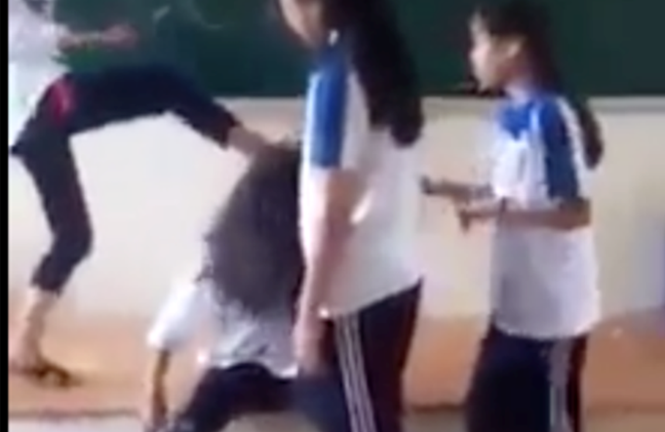 Nhóm nữ sinh đánh hội đồng, lột áo bạn cùng trường bị đình chỉ học