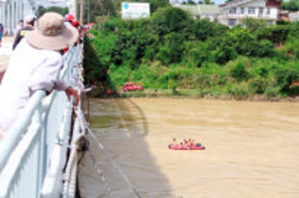 Giận chồng mới cưới, cô gái trẻ nhảy cầu tự tử