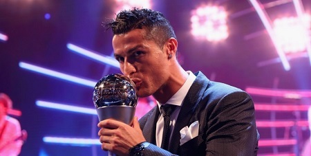 Vượt Messi, Ronaldo lần thứ hai liên tiếp đoạt giải Cầu thủ xuất sắc nhất FIFA