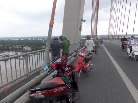 Người đàn ông bỏ lại đồ đạc trên cầu, nhảy sông Tiền tự tử