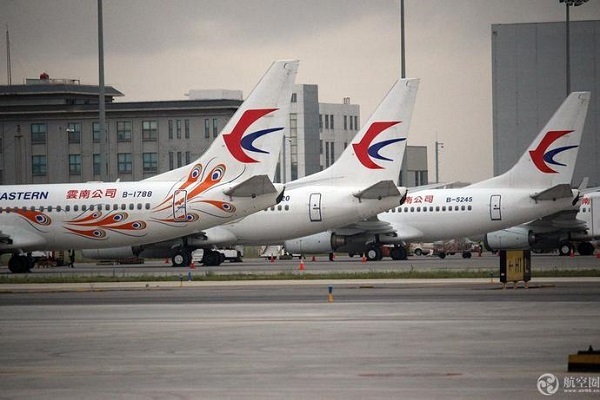 Trung Quốc: Nữ tiếp viên rơi ra khỏi máy bay trong lúc cất cánh