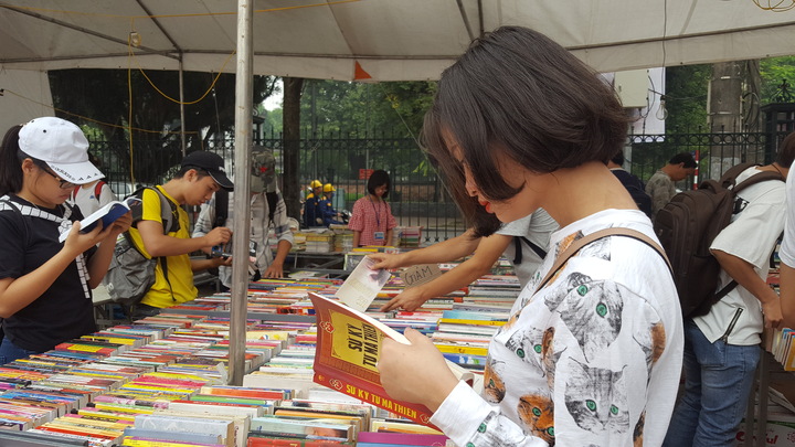 Hơn 100 tấn sách, giá chỉ từ 10.000 đồng/cuốn bán tại Quốc Tử Giám