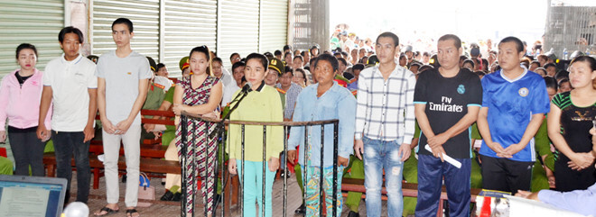 Nhóm côn đồ đâm cảnh sát cơ động để giải vây cho người thân lãnh án