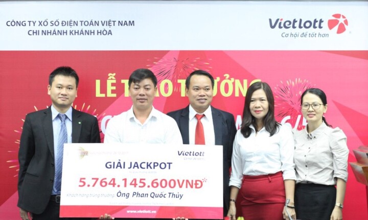 Chủ nhân Jackpot gần 6 tỷ của Vietlott công khai hình ảnh, tự tay phát quà từ thiện