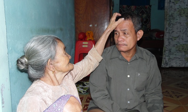 Chuyện tình xuyên thế kỷ: Hạnh phúc giản đơn của cặp vợ chồng 30 năm gánh nước nơi phố Hội