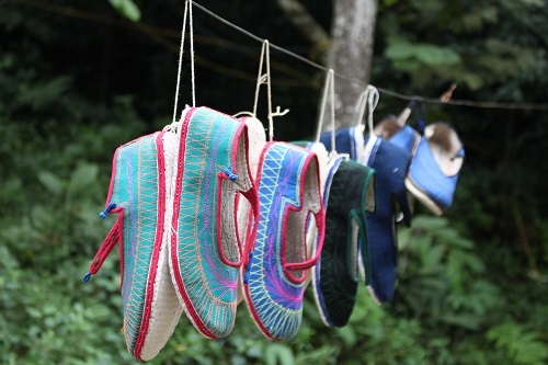 Bí mật tâm linh đằng sau đôi giày vải của người Giáy