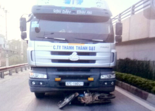 Tai nạn giao thông, 2 bố con bị xe tải cán tử vong