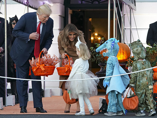 Tổng thống Donald Trump phát kẹo cho hàng loạt 