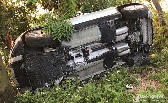 Tài xế mất lái, Range Rover “bay” qua ta-luy rơi xuống mép sông