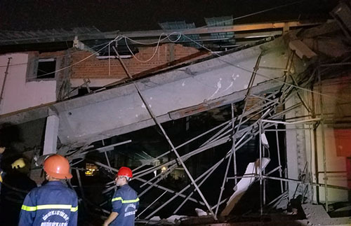 Công trình siêu thị bất ngờ đổ sập, 4 người bị thương