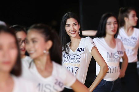 Thí sinh Hoa hậu Hoàn vũ Việt Nam miệt mài luyện tập trước thềm bán kết