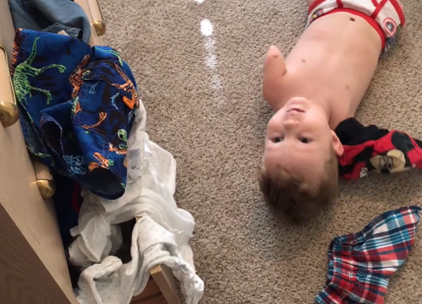 Thán phục cậu bé không chân tay tự mình cất quần áo