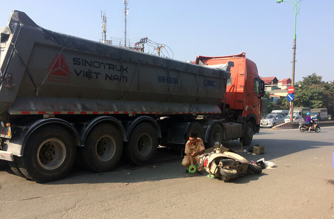 Hà Nội: Thương tâm người phụ nữ bị xe đầu kéo cán tử vong tại chỗ