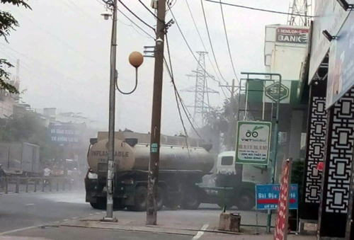 Xe bồn bốc cháy ngùn ngụt trước cây xăng, người dân hốt hoảng bỏ chạy