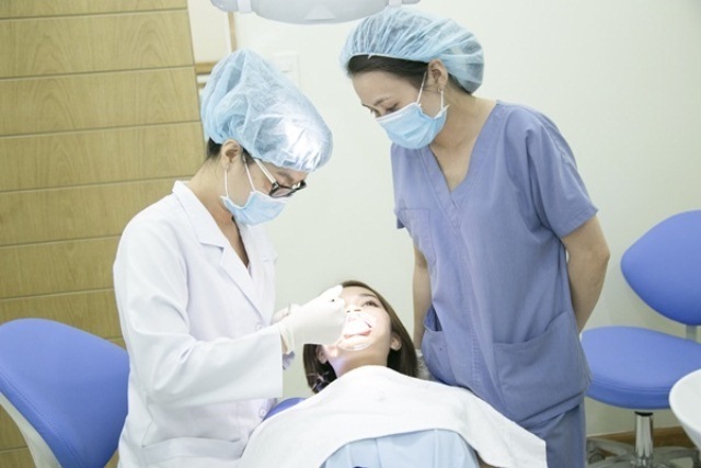 Ẩn họa từ miếng dán tẩy trắng răng siêu tốc