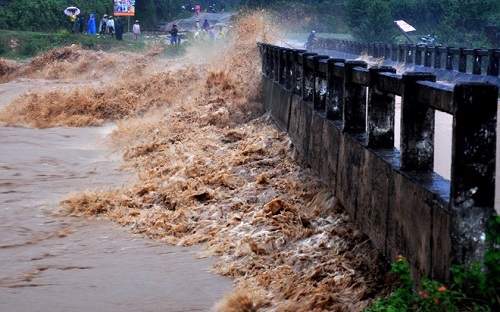 Đang khơi thông dòng chảy, nữ công nhân bị nước lũ cuốn mất tích