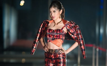 Huyền My khoe eo thon, dáng chuẩn trên thảm đỏ tuần lễ thời trang