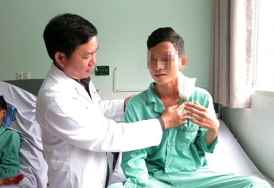 Nuốt lưỡi kiếm dài 60 cm, nghệ sĩ xiếc đường phố nhập viện cấp cứu  