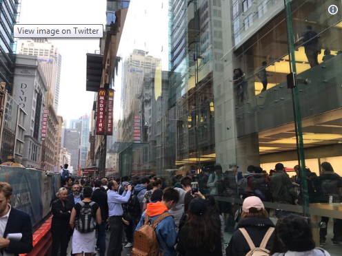 Hàng nghìn người xếp hàng chờ mua iPhone X khắp thế giới