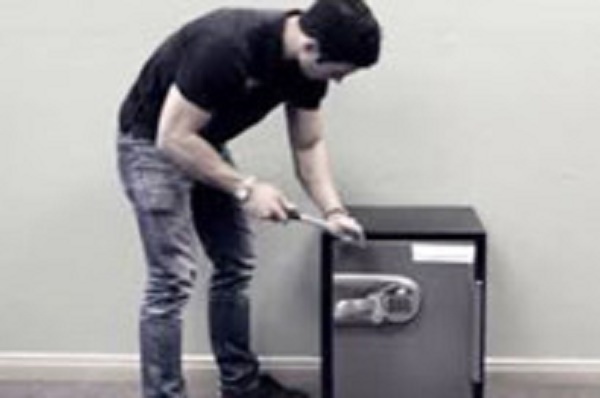 Nhân viên quán cà phê đục két trộm hàng trăm triệu đem gửi ngân hàng