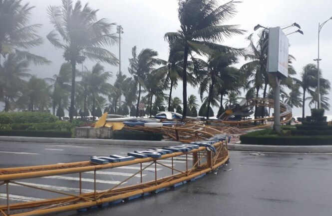Clip: Gió giật sập cổng chào ở Đà Nẵng