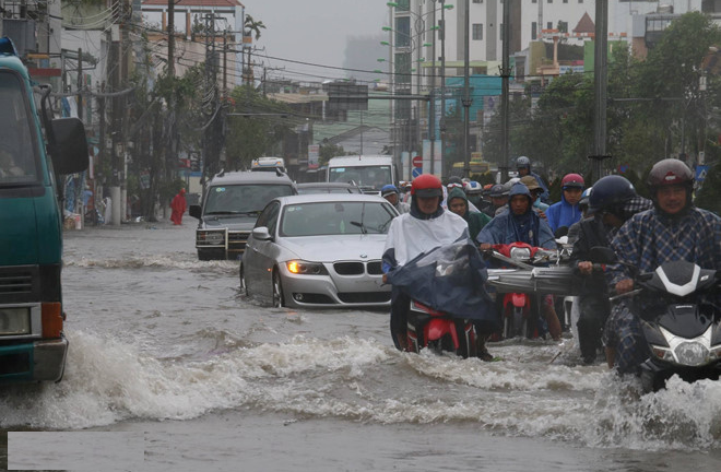Tuyến đường sắt tại Phú Yên bị phong tỏa, 6.000 người đang kẹt ở Nha Trang