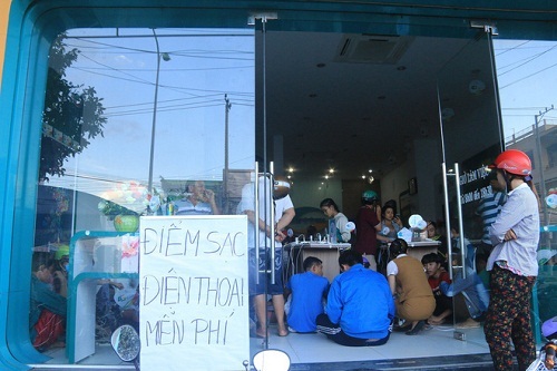 Trung tâm điện máy mở cửa, cho người dân sạc điện thoại miễn phí sau cơn bão số 12
