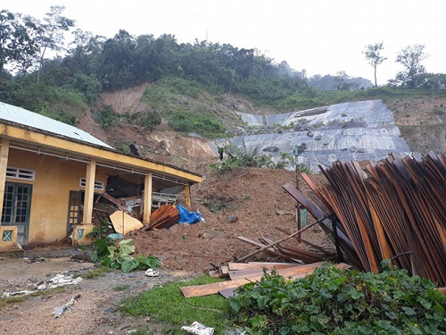 Tìm thấy 2 thi thể nạn nhân bị chôn vùi do sạt lở núi nghiêm trọng tại Quảng Nam