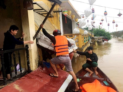 Nước lũ dâng cao, phố cổ Hội An chìm trong biển nước