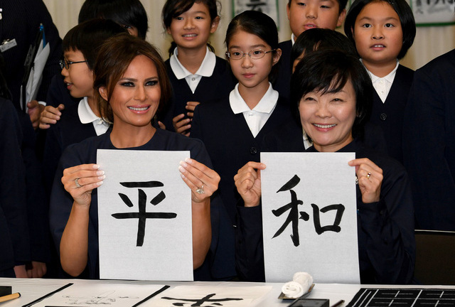 Đệ nhất Phu nhân Mỹ học viết thư pháp ở Nhật Bản